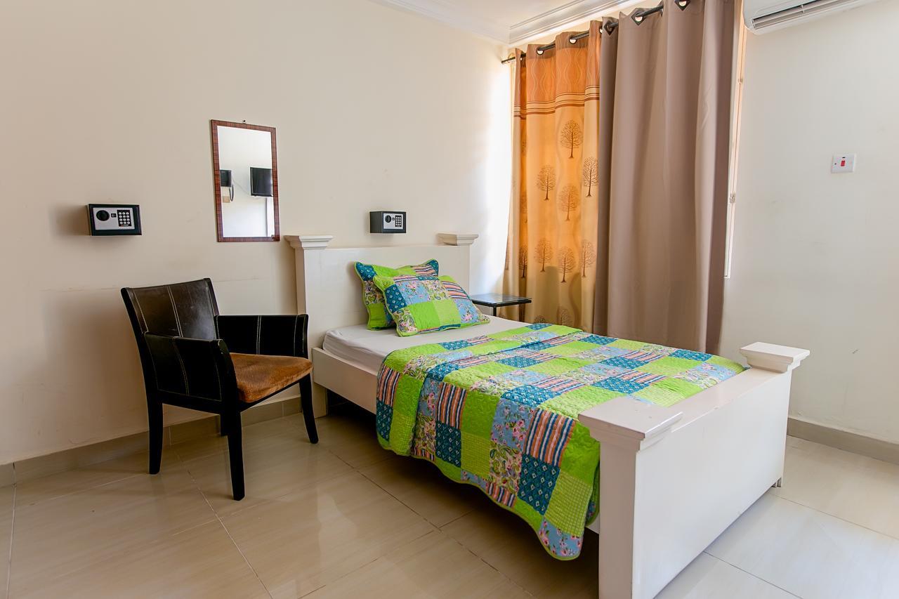 @Home Boutique B&B Hostel And Suite Accra Ngoại thất bức ảnh