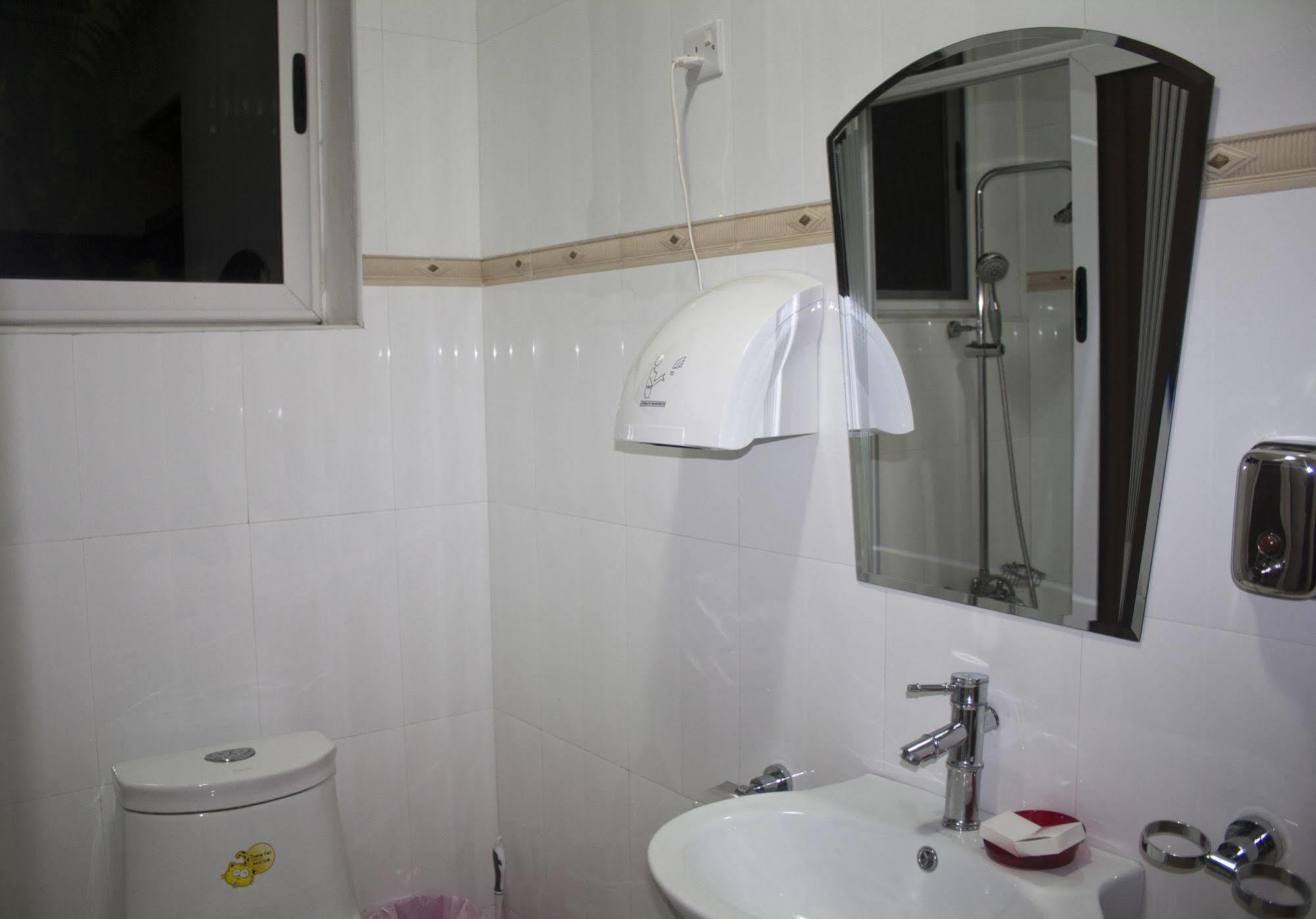 @Home Boutique B&B Hostel And Suite Accra Ngoại thất bức ảnh